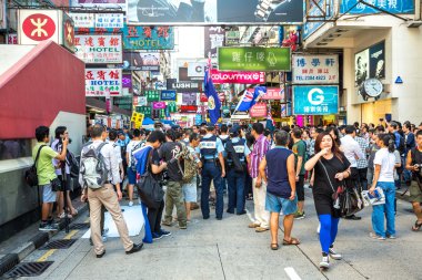 Hong Kong, Çin - 10 Ağustos: Mongkok alışveriş caddesi üzerinde 1 Ağustos