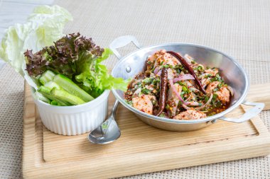 Baharatlı somon salata