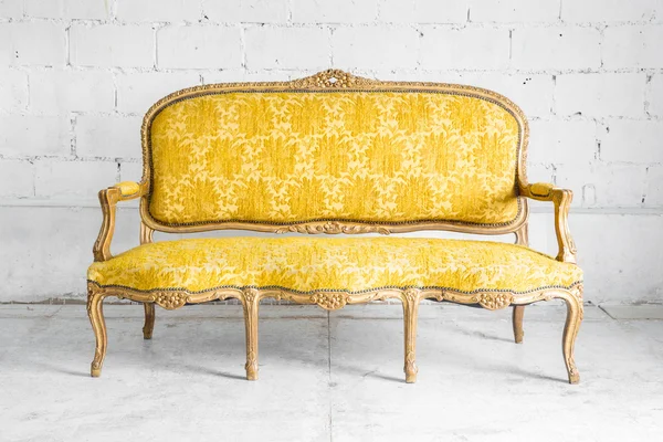 Klasszikus sárga kanapé — Stock Fotó