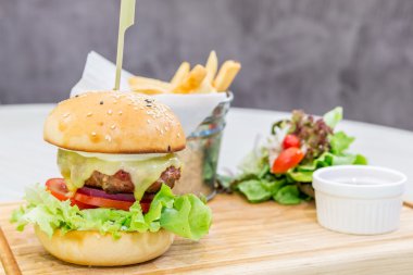 Çizburger kesme tahtası üzerinde