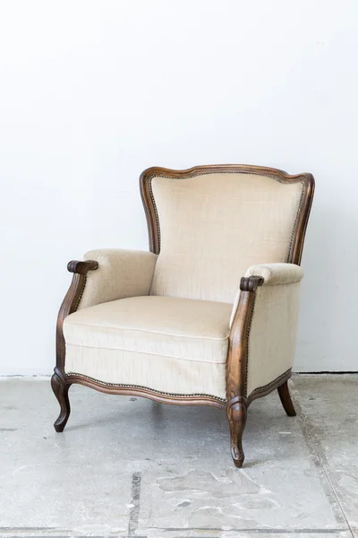 Белый ретро-стул — стоковое фото