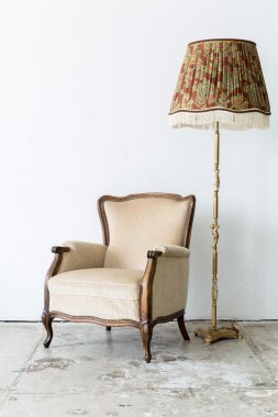 lamba ile kahverengi sandalye