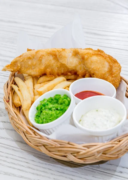 Pesce e patatine fritte con salsa assortita — Foto Stock