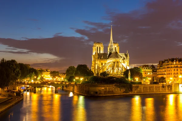 Notre Dame Katedrali Paris dusk