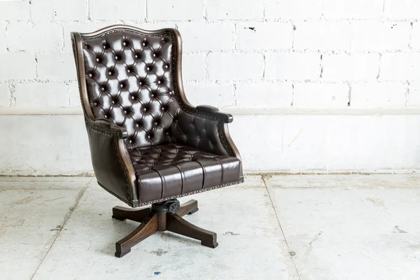 Chaise noire dans chambre vintage — Photo