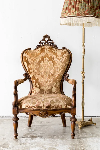 Silla Royal marrón con lámpara — Foto de Stock