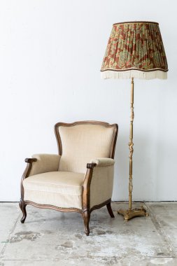 lamba ile kahverengi sandalye