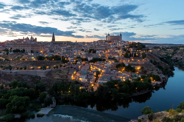 Toledo bei dämmerung in spanien — Stockfoto