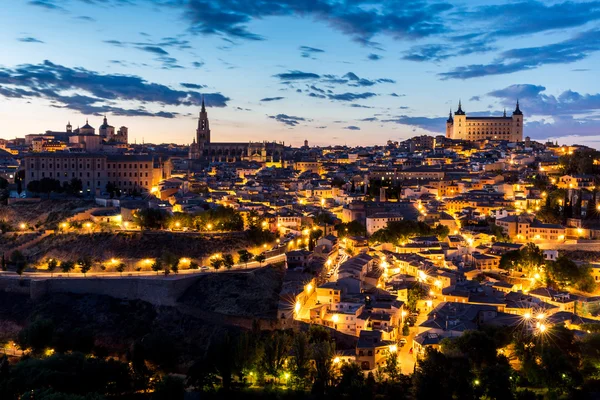 Toledo bei dämmerung in spanien — Stockfoto