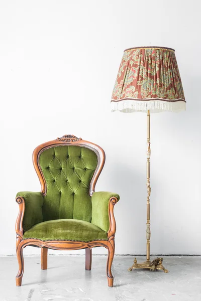 Groene vintage stoel met lamp — Stockfoto