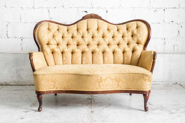 Brązowe Retro Sofa — Zdjęcie stockowe
