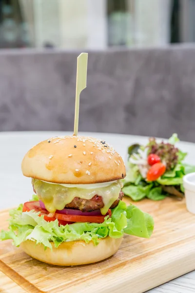 Яловичина гамбургер сиру — стокове фото