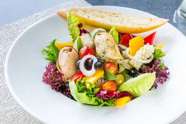 Griechischer Meeresfrüchtsalat — Stockfoto