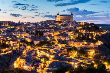 Toledo Cityscape Alcazar alacakaranlıkta ile