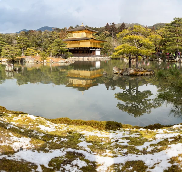 Temple Kinkakuji avec neige — Photo