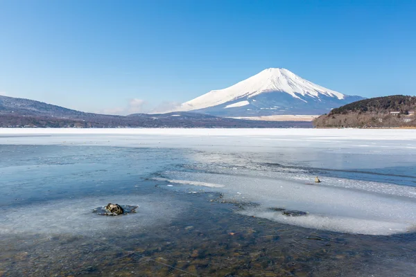 Mount Fuji på Iced Yamanaka Lake — Stockfoto