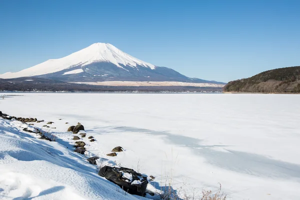 Mount Fuji op Iced Yamanaka Lake — Stockfoto