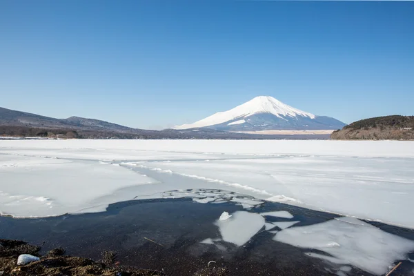 Fuji Dağı buzlu Yamanaka Gölü — Stok fotoğraf