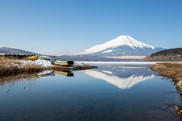 Berg Fuji am vereisten Yamanaka-See — Stockfoto