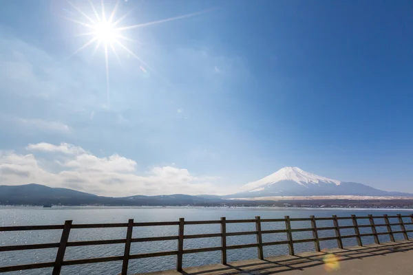 Mount Fuji på Iced Yamanaka Lake — Stockfoto