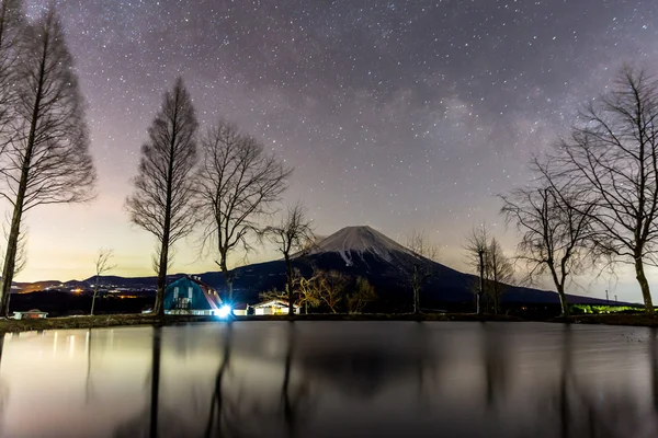 明星与银河的富士山 — 图库照片