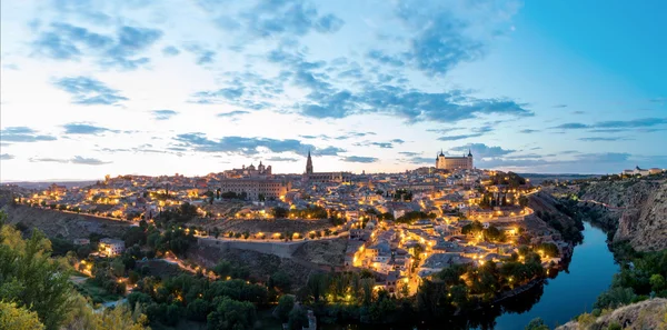Stadtbild von Toledo mit Alcazar — Stockfoto