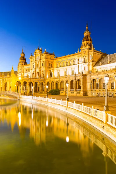 Sevilla plaza i Spanien i skymningen — Stockfoto