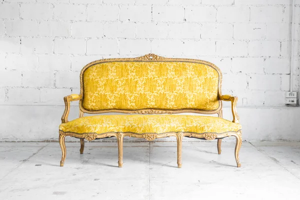 Sofá retro amarelo — Fotografia de Stock