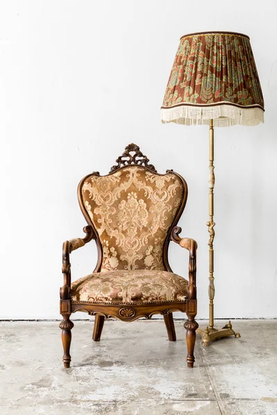 Коричневий королівський стілець з лампою — стокове фото