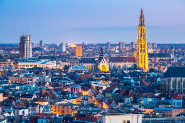 Antwerp cityscape alacakaranlıkta