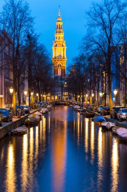 Güney kilise Zuiderkerk alacakaranlıkta Amsterdam'da