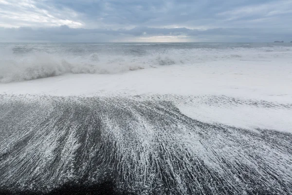 Playa de arena negra en Islandia —  Fotos de Stock