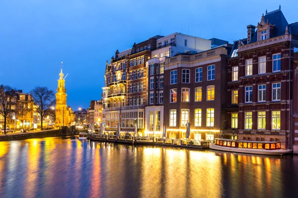 Uitzicht op de stad Amsterdam in de schemering — Stockfoto