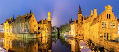 Bruges, Belçika alacakaranlıkta.