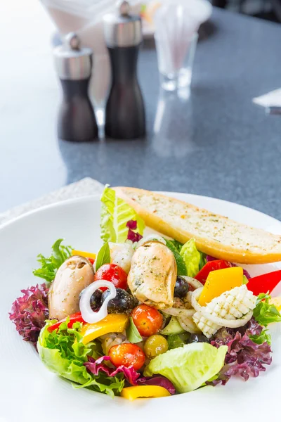 Salade grecque de fruits de mer — Photo
