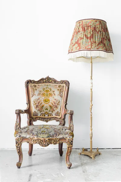 Ретро стул с лампой — стоковое фото