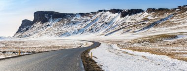 İzlanda'daki yol kış dağ