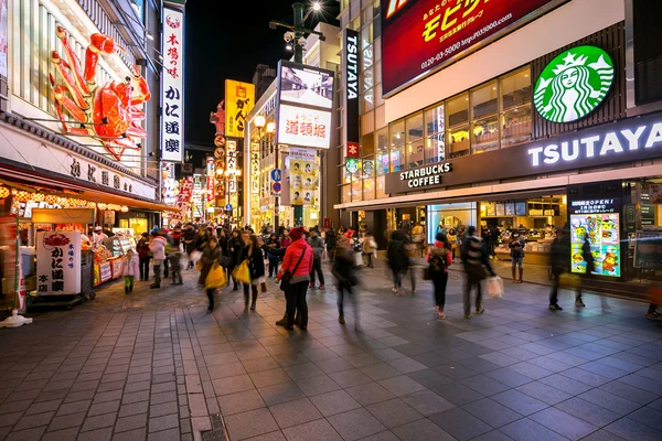 Los turistas están de compras en Dotonbori en Osaka — Foto de Stock