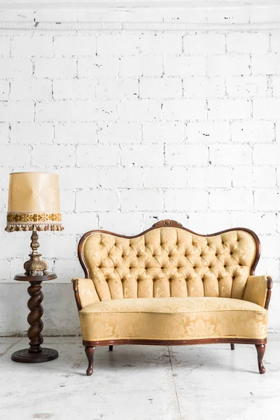 ランプと茶色のソファ — ストック写真