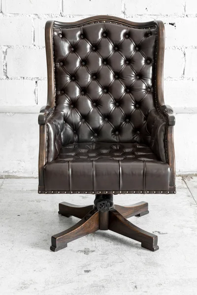 Chaise noire dans chambre vintage — Photo