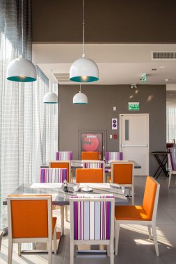 Otel restoranında yemek masası