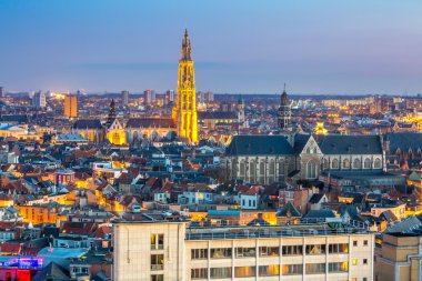 Antwerp cityscape alacakaranlıkta