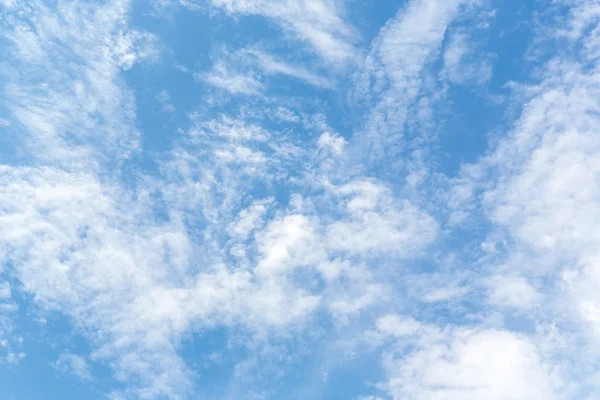 Modrá obloha s mraky — Stock fotografie