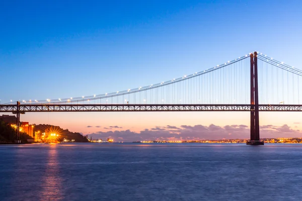 Lissabon Bridge i skymningen — Stockfoto