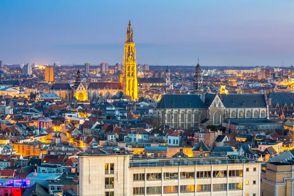 Antwerp cityscape alacakaranlıkta