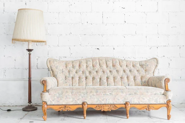 White Retro Sofa met lamp — Stockfoto