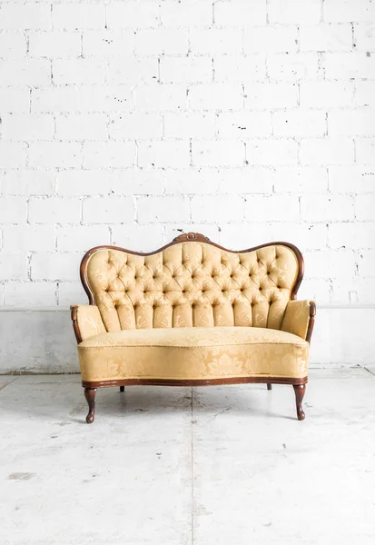 Brązowe Retro Sofa — Zdjęcie stockowe