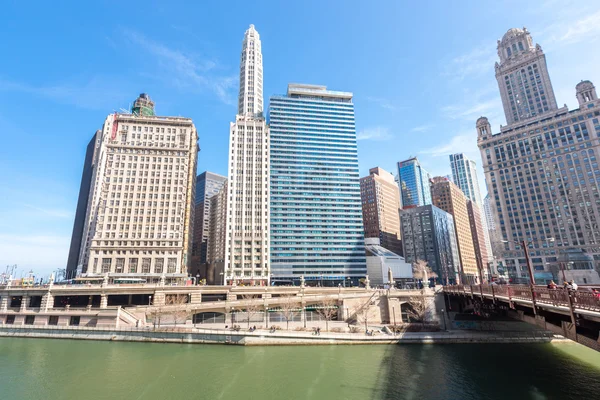 Chicago centro e rio com pontes — Fotografia de Stock