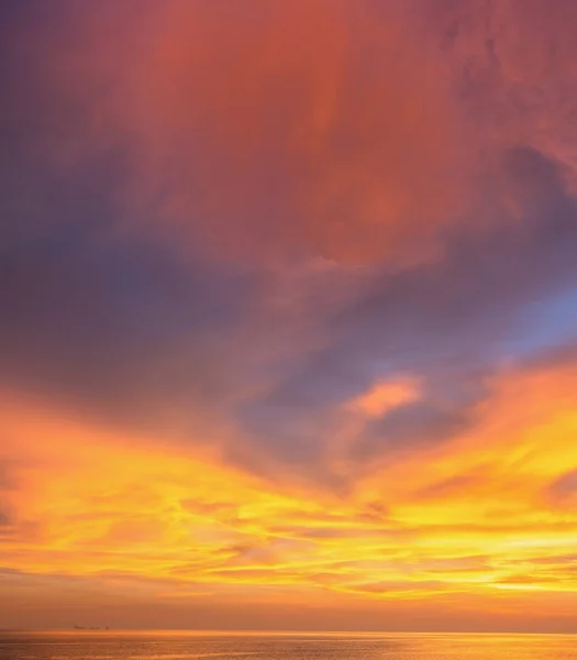 Hermosa puesta de sol en el mar de Andamán — Foto de Stock