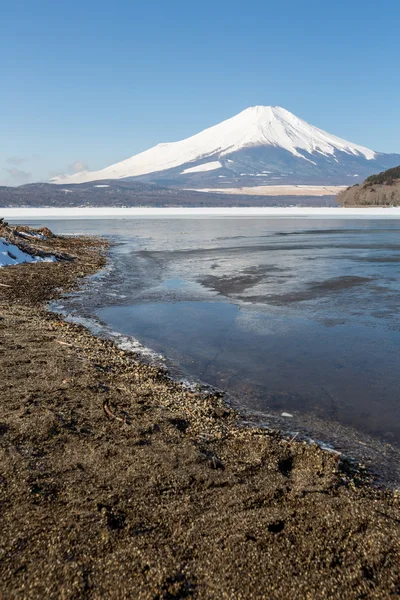 Berg Fuji am vereisten Yamanaka-See — Stockfoto